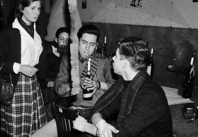 845230 Afbeelding van enkele leerlingen tijdens een klassenavond op de IVO-school P.F. van Overbeekeschool ...